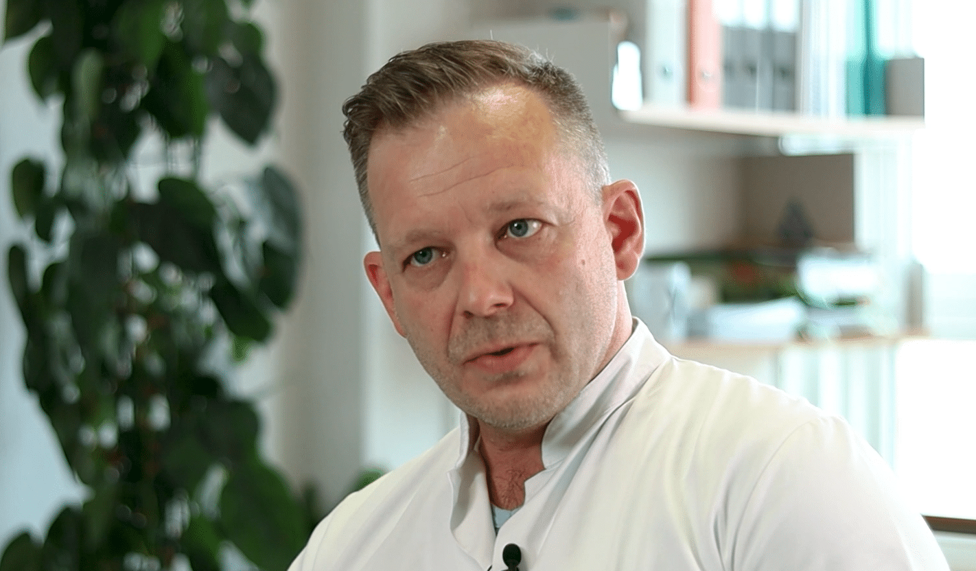 Overlæge Thomas Stauffer forklarer lymfeknudesystemet